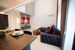 2-Level Luxury 1-Bedroom Duplex with Balcony near Promenada Mall