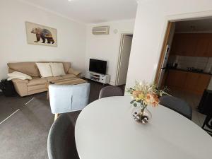 Cute, Cozy and Central Apartment 1 in Essendon with Free Parking