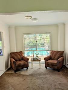 Modern Home - 10 Guests - 5 Bedrooms and Pool