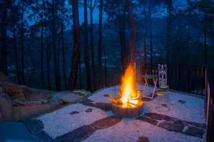 Alaya Stays Pine Shadow Flamingo Suite with Views & Restaurant - Simla