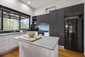 Stylish 3-Bedroom and Outdoor Grill and Pizza Oven