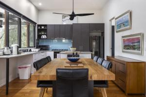 Stylish 3-Bedroom and Outdoor Grill and Pizza Oven