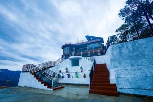 Alaya Stays Pine Shadow Flamingo Suite with Views & Restaurant