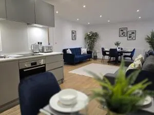 Snuggle Inn Serviced Apartments, Great choice for large groups, Contractors, Business Executives and Family Vacations in the stunning valley of Surrey Hills, secure Private Parking, Offering Easy Train Access to London, Gatwick airport, M25 - 萨顿