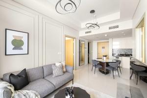 Silkhaus Vacation Homes Elite 2BR near Safa Park in Aykon City