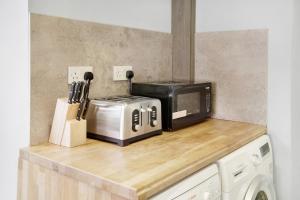 7 Bedroom, 3 bathrooms, Garden, 20 mins to centre