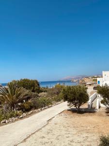 Iosub Houses & Studios - Cosy Seaside House in Koumbara