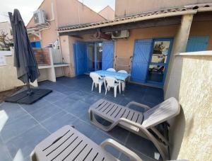 Jolie maison de vacances rénovée et climatisée, 5 couchages, 2 chambres et mezzanine, 100m de la plage, residence LE VILLAGE DE LA MER LRVM39