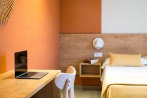 Superior Triple Room room in Hostal Barris