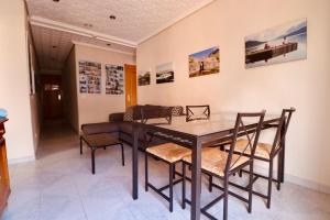 2 Bed Apartment, Great Location, 500M from Beach
