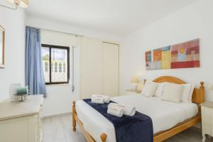 Areias de São João 2BR Apartment - Shared Pool & Terrace, by Hopstays