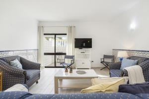 Areias de São João 2BR Apartment - Shared Pool & Terrace, by Hopstays