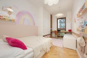 LUX Pastel Oasis Family Apartment with Parking & Gym by Renters Prestige