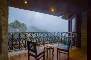 Alaya Stays Pine Shadow Fuchsia - Hillside Retreat with Restaurant - Simla