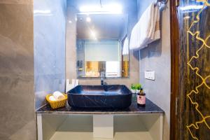 Alaya Stays Pine Shadow Fuchsia - Hillside Retreat with Restaurant