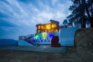 Alaya Stays Pine Shadow Fuchsia - Hillside Retreat with Restaurant