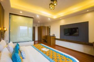 Alaya Stays Pine Shadow Fuchsia - Hillside Retreat with Restaurant