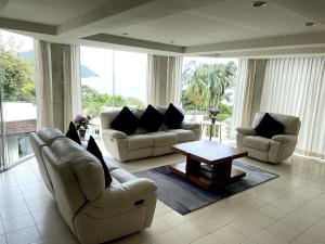 3-bed house with Private beach