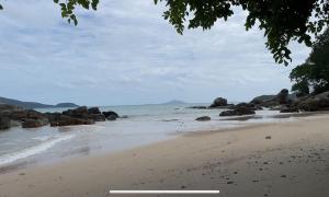 3-bed house with Private beach