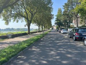 Wohnung mit Balkon am Rhein