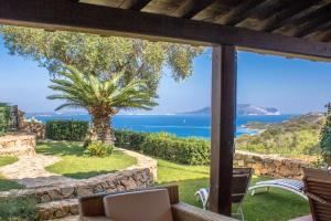 GuestHost - Sea view APT, pool & parking!