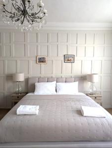 West Pallant Georgian Townhouse in City Centre with Courtyards, BBQ & Log Burners - Dogs Welcome! Chichester Holiday Properties