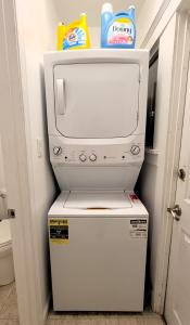 Spacious 5BR Private Home 5 minutes to Rodeo Drive with Hot Tub Spacious Backyard Parking