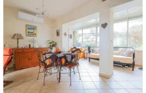 Maisons de vacances 2 Bedroom Cozy Home In Gravelines : photos des chambres