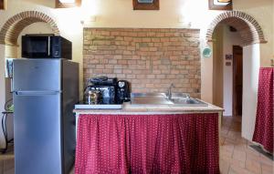 3 Bedroom Stunning Apartment In Ficulle