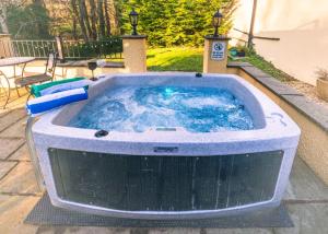 Acorns with own hot tub, romantic escape, close to Lyme Regis