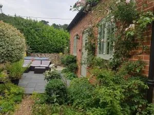 The Bothy - New Forest detached cottage with hot tub - Ibsley