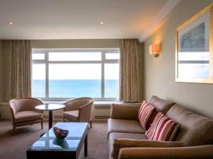 Carlton Club Apartments East Overcliff