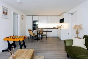 Stylish Seaside Stay - Spacious Ramsgate Apartment - New Build, Underfloor Heating, Perfect Location