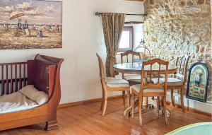 Maisons de vacances Beautiful Home In Pressigny With Wifi : photos des chambres