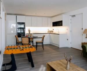 Stylish Seaside Stay - Spacious Ramsgate Apartment - New Build, Underfloor Heating, Perfect Location