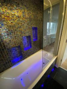 House for 7, garden with pond, 20min from Heathrow
