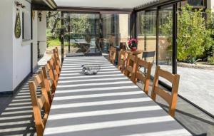 Maisons de vacances 8 Bedroom Lovely Home In Vezenobres : photos des chambres