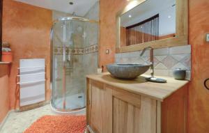 Maisons de vacances 8 Bedroom Lovely Home In Vezenobres : photos des chambres