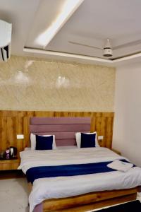 Maayaa inn by Ganges