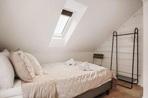 DINBNB Homes l Charming 2-Bedroom Home by the Sea Cozy