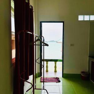 Lamsai AC Sea House Green