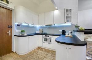 Castle & Culture Stay - Modern 2-Room with Balcony Apartment in Warsaw Center