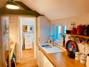 Stylish Seaside Cottage - Private Garden