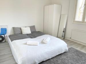 Double bed room in An apartment with lovely cats