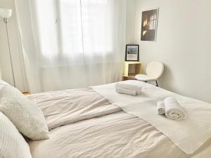 Double bed room in An apartment with lovely cats