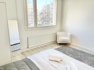 Double bed room in An apartment with lovely cats