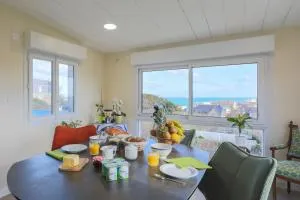 Fusains 5 petit-déjeuner vue mer - Pléguien