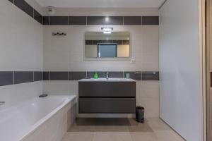 Appartements La Plage d-Argent - Vue mer et montagne : photos des chambres