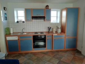 Große Warf mit Rasenfläche