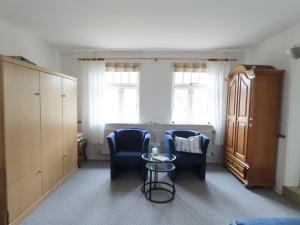 Große Warf mit Rasenfläche